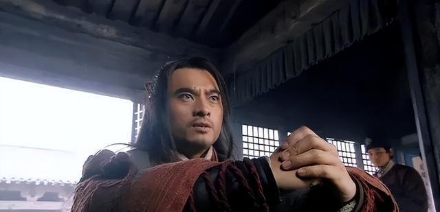 武松杀潘金莲时，为何要撕开她的衣服？看完不得不夸武松经验丰富