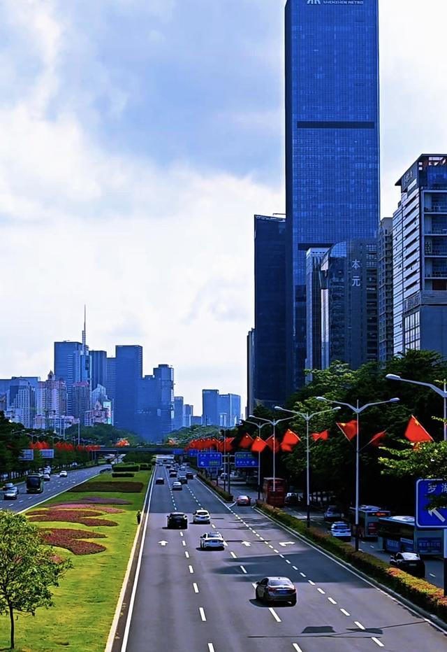 国庆第一天打卡深圳景观大道深南大道，车这么少太安静了！