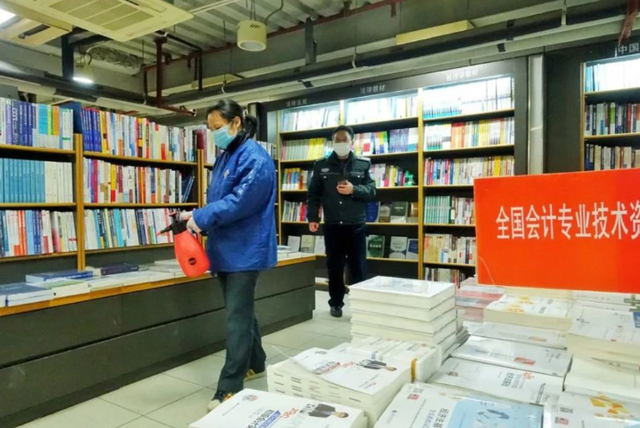 新华书店真不行了，人人只看不买却越赚越多？