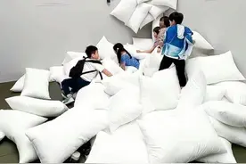 郭晶晶带儿女坐高铁，兄妹仨全是高颜值，小女儿似爸爸霍启刚翻版图片