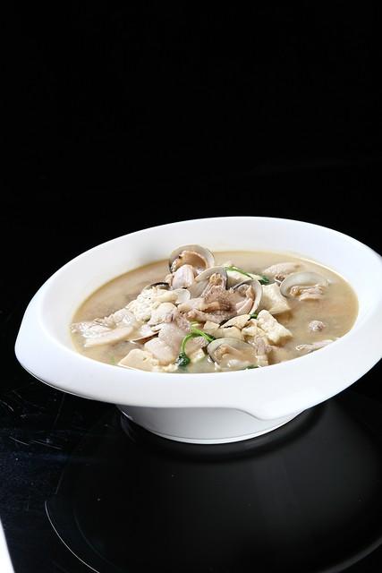 20块钱买4个河蚌，大厨教你宰杀与处理，“河蚌豆腐汤”的做法！