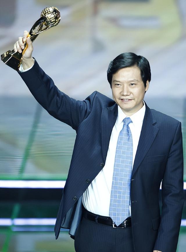 风向变了？官媒接连锐评，没给雷军留一丝体面，董明珠话有人信了