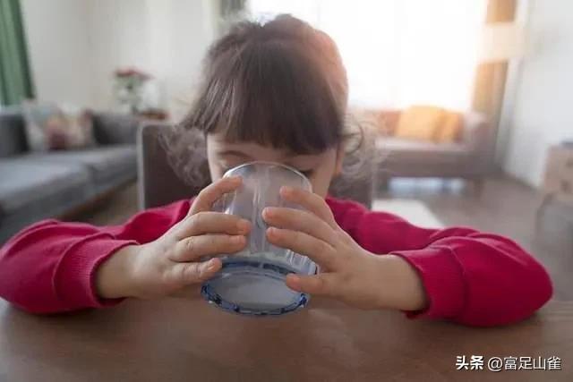 这3种假牛奶已被列入黑名单，很多家长还成箱买，浪费钱还坑娃！