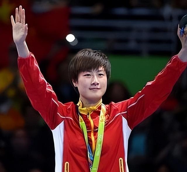 原来他是乒乓球奥运冠军丁宁的父亲	，难怪退役后她能在北京当校长