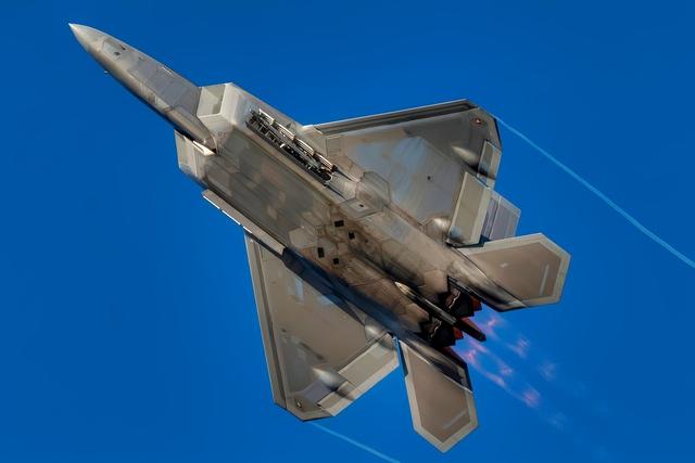 F-22猛禽与中国新型歼-35战斗机：舰载与制空的不同战略路径