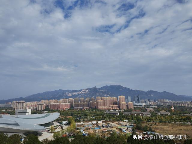 泰安西南有一个体育公园，犹如大草原，紧邻一座文旅商业综合体