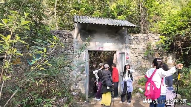 重庆深山神秘围墙，背后不仅藏着天然奇观，还发现人类生活的痕迹