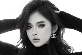 吴艳妮泳装照撞脸叶珂，肯豆风写真被嘲，这是要做吴柳芳第二？图片