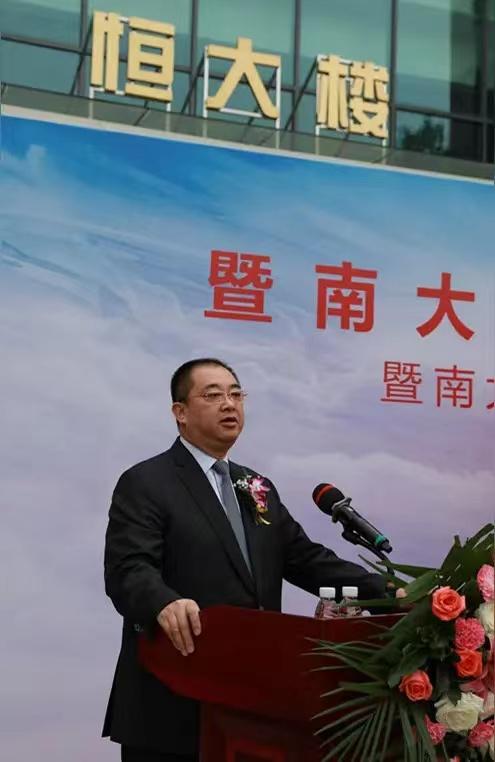 蛇鼠一窝！恒大二把手夏海钧的美国邻居，竟是另一个逃跑富豪