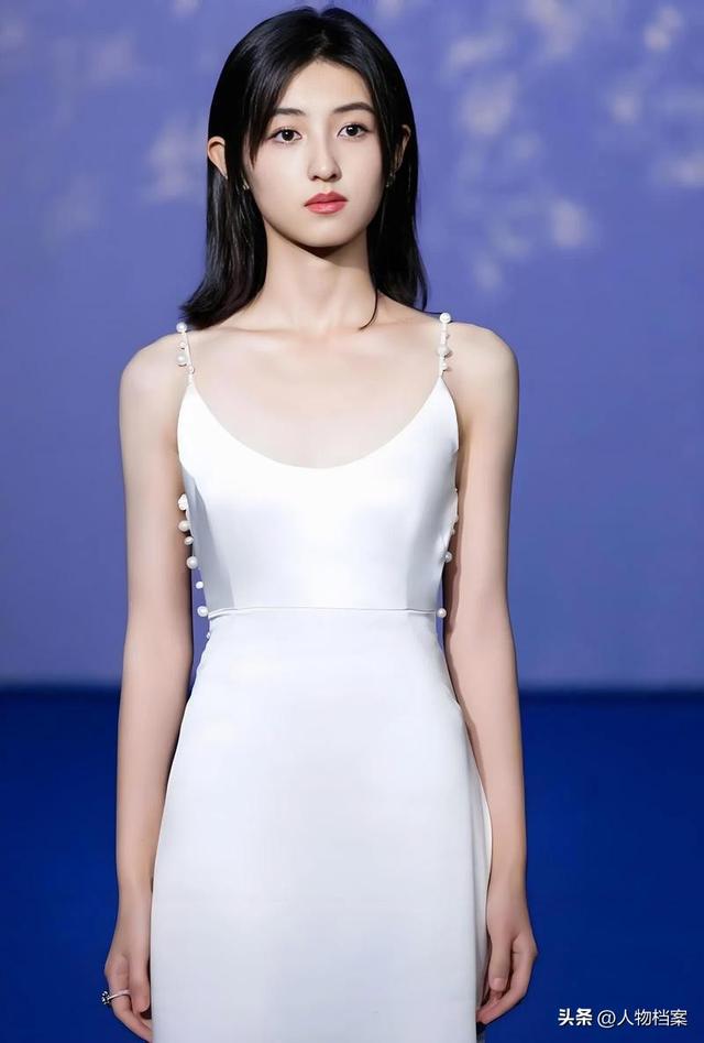 张子枫丝巾裹胸，曝浑身伤痕胸前、手臂都有，才懂成龙话的含金量