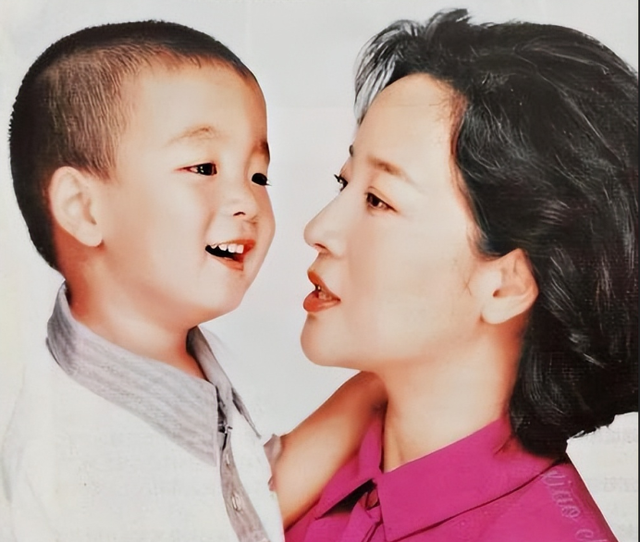 她是国家一级女演员，多次给丈夫戴绿帽，重病丈夫坐轮椅也不离婚