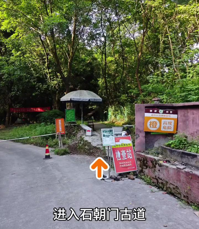 重庆南山有一座荒废庄院，曾是停放棺材的地方，胆小的人不敢靠近
