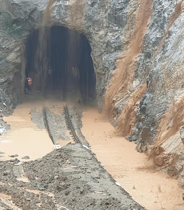 中国高铁为何放着平地不走，而选择建造高架桥？