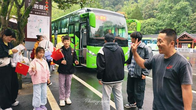 武当山：秋雨连绵游客热度不减 各部门雨中坚守暖心服务