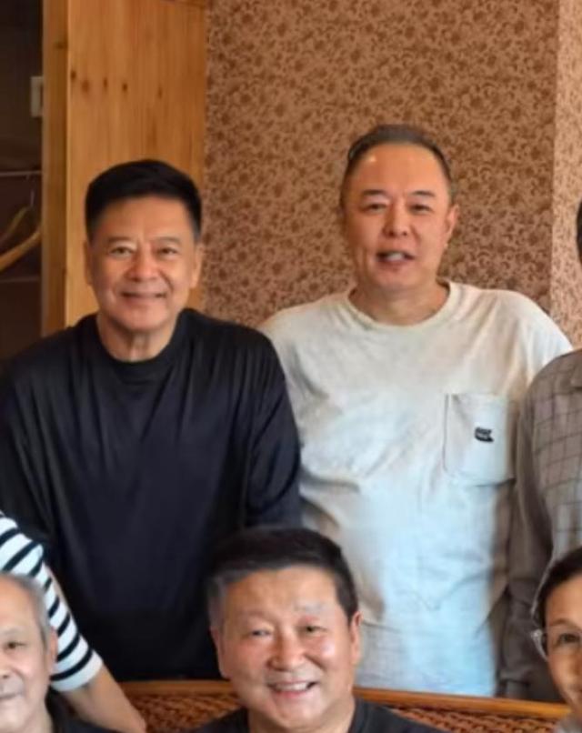 时隔47年，张丰毅和张铁林再次同框，一个帅成小伙，一个大腹便便