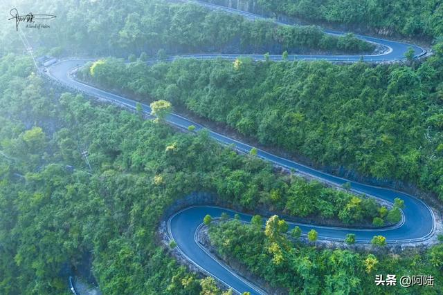 铜仁大峡谷旁边有条村道,由连续十多个发夹弯组成,堪称跑山胜地