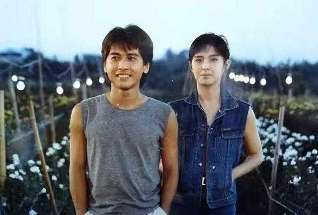 65岁齐秦现状，定居美国，娶小24岁女粉丝为妻，和11岁儿子像爷孙