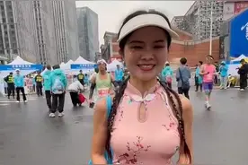 跑者身着樱花旗袍、东北豹纹服等参加汉马，网友：太超前了图片