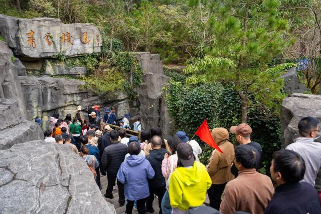 明月山进入秋冬旅游旺季，3000人旅行团畅游山水美景！