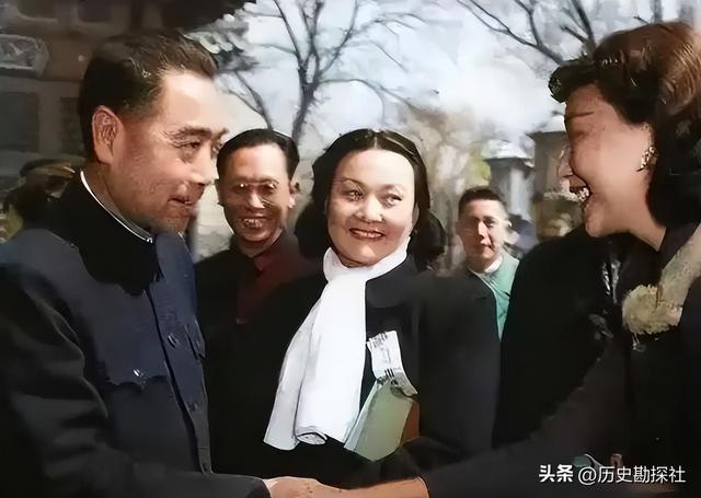 70年代，夏梦等人的罕见合影，她美得无可挑剔，堪称绝代佳人