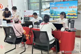 “这块我熟 卡在心上”哈尔滨平房区开展公交卡办理进社区活动图片