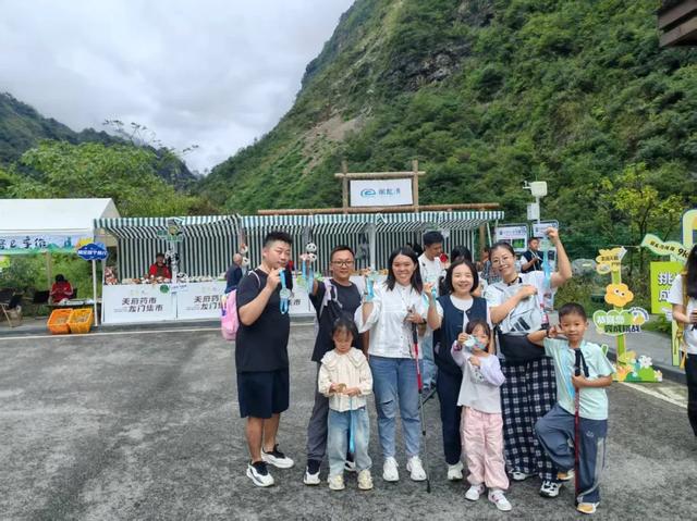 天府药市“进山”、户外文旅“融药”，彭州龙门山镇徒步热催生融合发展新场景