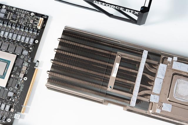 iGame RTX 5090 D v2火神显卡评测：凌厉方正硬汉！性能依旧能打！