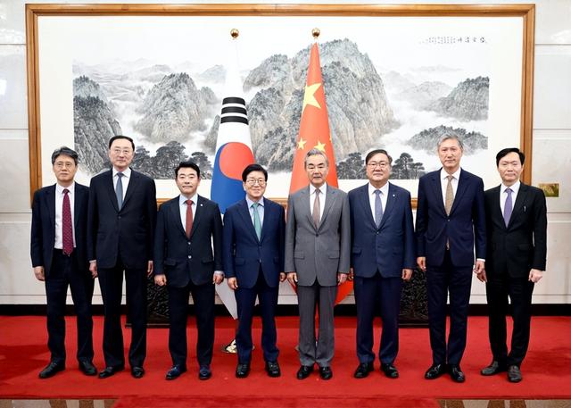 韩国特使团抵达北京，向中方再递出一张请帖，王毅特意点出一件事