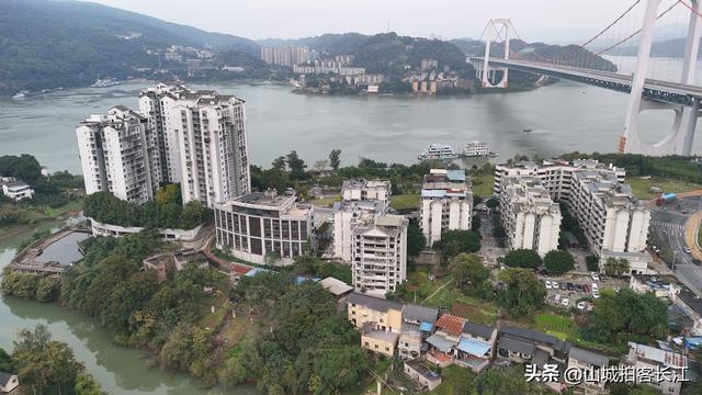 重庆女多男少的小镇，名称和长江有关，境内景点名气很大