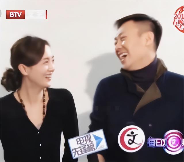辛柏青近况曝光：妻子离世仅5个月，身边美女相伴，一举动败好感