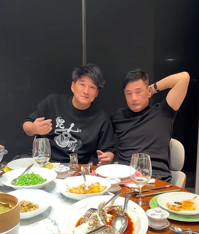 64岁周华健和67岁于荣光昆明相聚，哥俩喝得脸通红 保养得都还年轻
