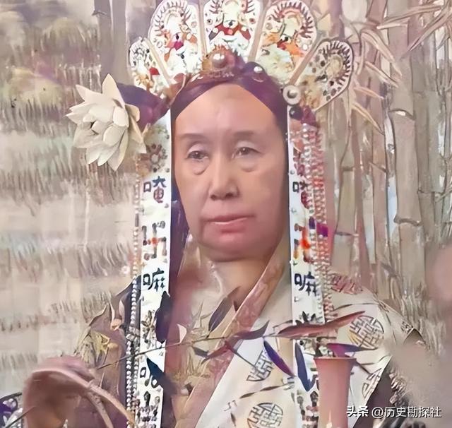 晚清老照片：女子躺洋人怀里抽大烟，男子带八位老婆逛街