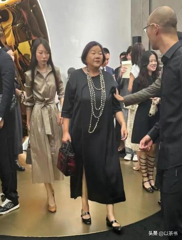 离婚34年后，64岁的洪晃住京郊百平豪宅，如今陈凯歌看了都懊悔