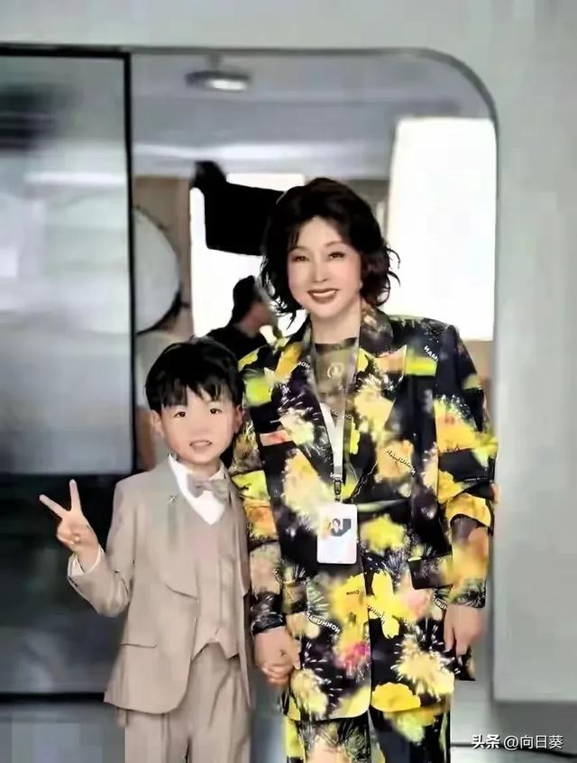 74岁刘晓庆弄了新发型惊艳全网 ， 网友 ：都不敢认 太年轻了