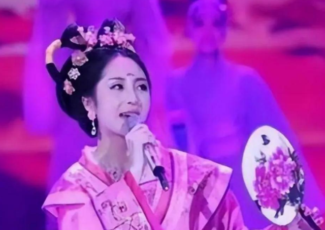 她靠星光大道一炮而红，却因当小三前途尽毁，今39岁活成这样