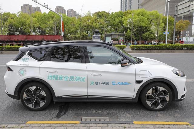 无人驾驶开大会班车！萝卜快跑全球接单，AI开车真靠谱？