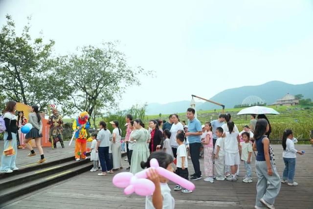 国庆首日，所见之处皆是幸福！半汤泉栖谷唱响《我和我的祖国》