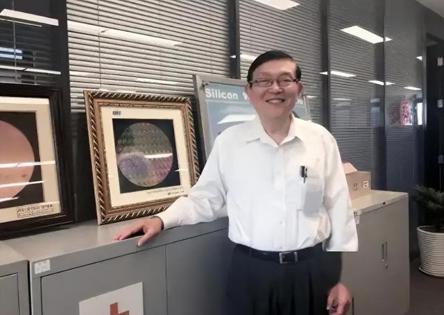 仅差1美元，他误成芯片霸主，同门师弟却弃美回国，誓死突围！