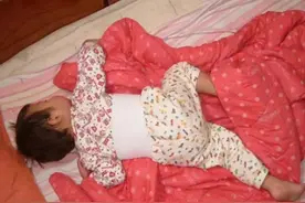 孩子睡觉爱踢被子，其实不止是热，娃的这些“苦衷”妈妈不知道图片