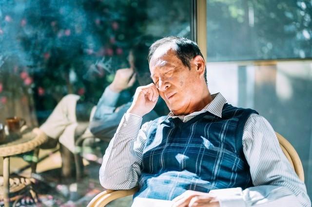 我在网吧当网管，一个漂亮少妇总上通宵，座位就在我旁边