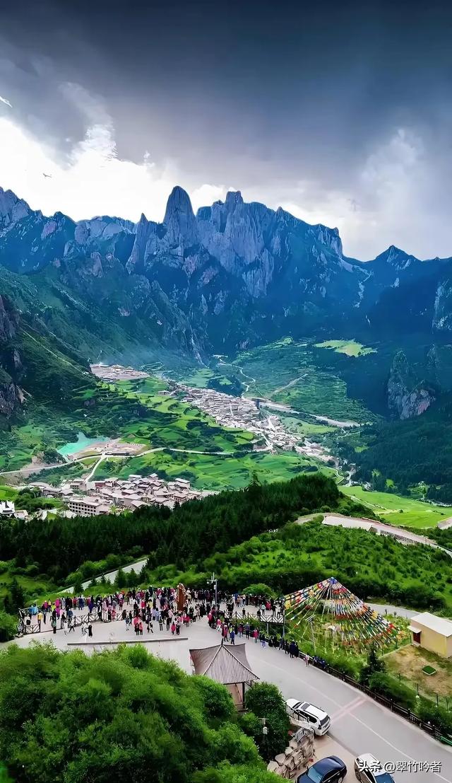 甘肃某景区在国道设卡收费,风景再美,吃相难看。