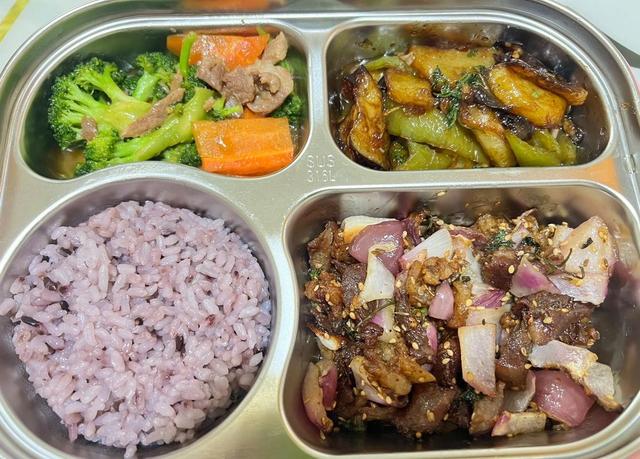 北京下了死命令，2027年底前，所有中小学必须告别“校外配餐”