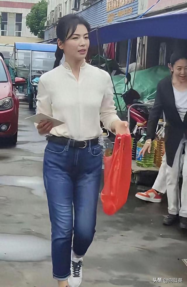 菜市场偶遇刘涛，她打扮朴素像普通大妈，岁月不饶人女神也老了
