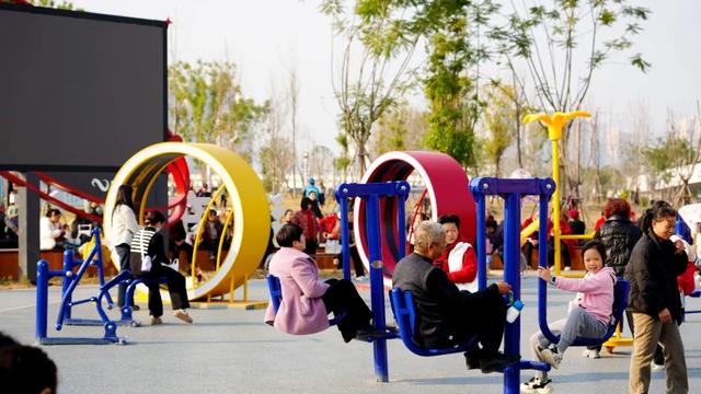 白天能量满满，晚上赛博朋克！射洪这个地方不得了