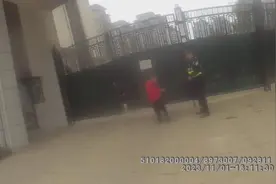 老人遛狗迷路 民警暖心送回图片