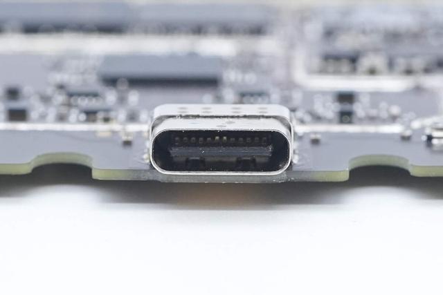 高达1999元售价是怎样的用料做过水准？中兴U60 Pro 5G随身WiFi拆解