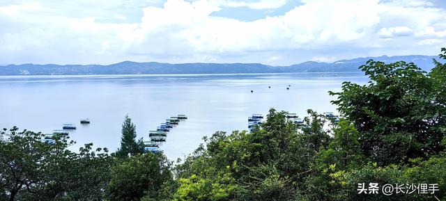 笔架山下湖光平静的抚仙湖