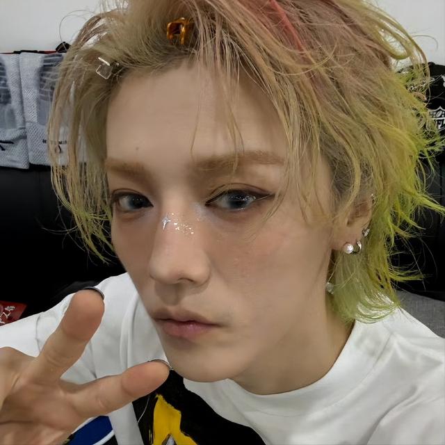 分手传闻仅3月，关晓彤的一张海边亲吻照，撕碎了鹿晗最后的体面