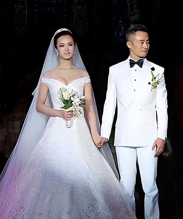 她是央视最美主持，24岁嫁42岁丈夫，婚后对患病丈夫不离不弃
