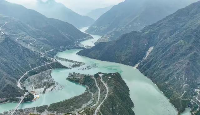 玉垒关下何奇？两江交汇！